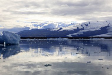 Jokulsarlon - İzlanda - 29 Ağustos 2017: Buzul Gölü, İzlanda, Avrupa 'da buz oluşumları ve buzdağları