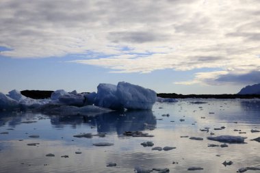 Jokulsarlon - İzlanda - 29 Ağustos 2017: Buzul Gölü, İzlanda, Avrupa 'da buz oluşumları ve buzdağları