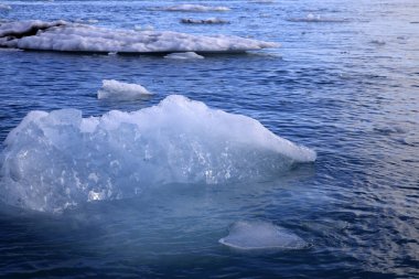 Jokulsarlon - İzlanda - 29 Ağustos 2017: Buzul Gölü, İzlanda, Avrupa 'da buz oluşumları ve buzdağları