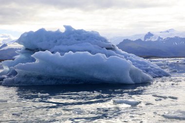 Jokulsarlon - İzlanda - 29 Ağustos 2017: Buzul Gölü, İzlanda, Avrupa 'da buz oluşumları ve buzdağları