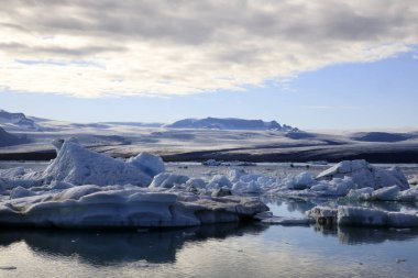 Jokulsarlon - İzlanda - 29 Ağustos 2017: Buzul Gölü, İzlanda, Avrupa 'da buz oluşumları ve buzdağları