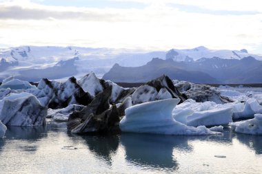 Jokulsarlon - İzlanda - 29 Ağustos 2017: Buzul Gölü, İzlanda, Avrupa 'da buz oluşumları ve buzdağları