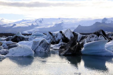 Jokulsarlon - İzlanda - 29 Ağustos 2017: Buzul Gölü, İzlanda, Avrupa 'da buz oluşumları ve buzdağları
