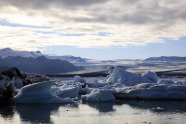 Jokulsarlon - İzlanda - 29 Ağustos 2017: Buzul Gölü, İzlanda, Avrupa 'da buz oluşumları ve buzdağları