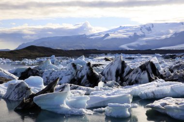 Jokulsarlon - İzlanda - 29 Ağustos 2017: Buzul Gölü, İzlanda, Avrupa 'da buz oluşumları ve buzdağları