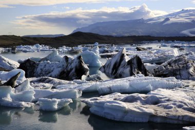 Jokulsarlon - İzlanda - 29 Ağustos 2017: Buzul Gölü, İzlanda, Avrupa 'da buz oluşumları ve buzdağları