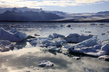 Jokulsarlon - İzlanda - 29 Ağustos 2017: Buzul Gölü, İzlanda, Avrupa 'da buz oluşumları ve buzdağları