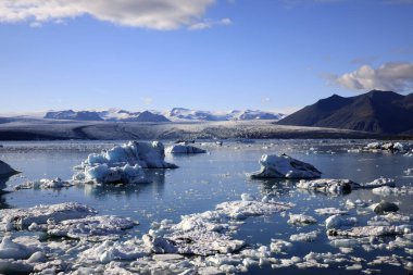Jokulsarlon - İzlanda - 29 Ağustos 2017: Buzul Gölü, İzlanda, Avrupa 'da buz oluşumları ve buzdağları
