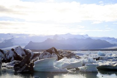 Jokulsarlon - İzlanda - 29 Ağustos 2017: Buzul Gölü, İzlanda, Avrupa 'da buz oluşumları ve buzdağları
