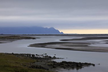 İzlanda - 29 Ağustos 2017: Tipik kuzey ışığı ve Halka Yolu yakınlarındaki deniz, İzlanda, Avrupa