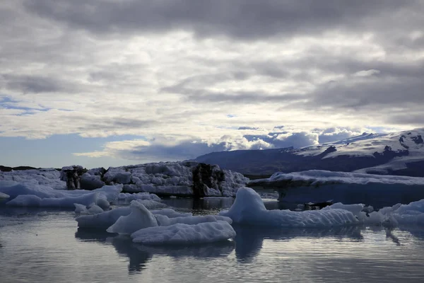 Jokulsarlon Ισλανδία Αυγούστου 2017 Παγωμένοι Σχηματισμοί Και Παγόβουνα Στη Λιμνοθάλασσα — Φωτογραφία Αρχείου