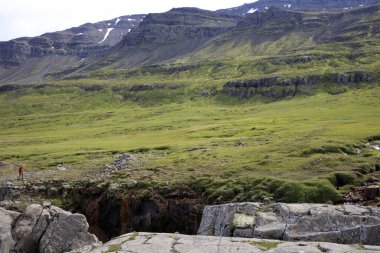 İzlanda - 29 Ağustos 2017: Çevre Yolu boyunca manzara ve dağlar, İzlanda, Avrupa