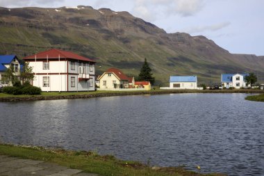 Seydisfjordur / İzlanda - 29 Ağustos 2017: Seydisfjordur, İzlanda, Avrupa 'daki köy ve deniz