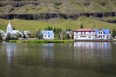 Seydisfjordur / İzlanda - 29 Ağustos 2017: Seydisfjordur, İzlanda, Avrupa 'daki köy ve deniz