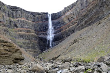 İzlanda - 29 Ağustos 2017: Hengifoss Şelalesi İzlanda, İzlanda, Avrupa 'daki en yüksek üçüncü şelale