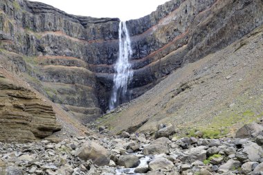 İzlanda - 29 Ağustos 2017: Hengifoss Şelalesi İzlanda, İzlanda, Avrupa 'daki en yüksek üçüncü şelale