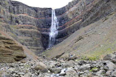 İzlanda - 29 Ağustos 2017: Hengifoss Şelalesi İzlanda, İzlanda, Avrupa 'daki en yüksek üçüncü şelale
