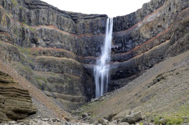 İzlanda - 29 Ağustos 2017: Hengifoss Şelalesi İzlanda, İzlanda, Avrupa 'daki en yüksek üçüncü şelale