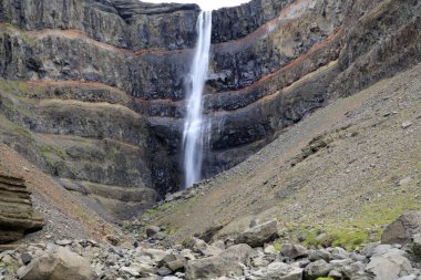 İzlanda - 29 Ağustos 2017: Hengifoss Şelalesi İzlanda, İzlanda, Avrupa 'daki en yüksek üçüncü şelale