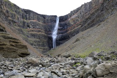 İzlanda - 29 Ağustos 2017: Hengifoss Şelalesi İzlanda, İzlanda, Avrupa 'daki en yüksek üçüncü şelale