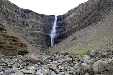 İzlanda - 29 Ağustos 2017: Hengifoss Şelalesi İzlanda, İzlanda, Avrupa 'daki en yüksek üçüncü şelale