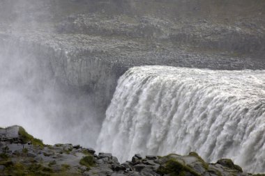 İzlanda - 30 Ağustos 2017: Dettifoss İzlanda 'nın ve tüm Avrupa, İzlanda, Avrupa' nın en güçlü şelalesi