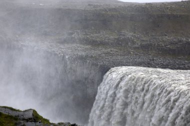İzlanda - 30 Ağustos 2017: Dettifoss İzlanda 'nın ve tüm Avrupa, İzlanda, Avrupa' nın en güçlü şelalesi