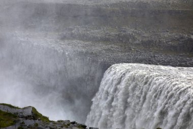 İzlanda - 30 Ağustos 2017: Dettifoss İzlanda 'nın ve tüm Avrupa, İzlanda, Avrupa' nın en güçlü şelalesi