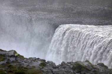 İzlanda - 30 Ağustos 2017: Dettifoss İzlanda 'nın ve tüm Avrupa, İzlanda, Avrupa' nın en güçlü şelalesi