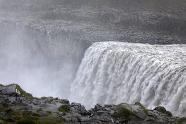 İzlanda - 30 Ağustos 2017: Dettifoss İzlanda 'nın ve tüm Avrupa, İzlanda, Avrupa' nın en güçlü şelalesi