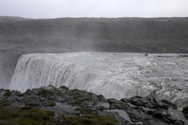 İzlanda - 30 Ağustos 2017: Dettifoss İzlanda 'nın ve tüm Avrupa, İzlanda, Avrupa' nın en güçlü şelalesi