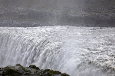 İzlanda - 30 Ağustos 2017: Dettifoss İzlanda 'nın ve tüm Avrupa, İzlanda, Avrupa' nın en güçlü şelalesi
