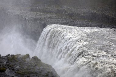 İzlanda - 30 Ağustos 2017: Dettifoss İzlanda 'nın ve tüm Avrupa, İzlanda, Avrupa' nın en güçlü şelalesi