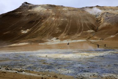 Hver / İzlanda - 30 Ağustos 2017: Namafjall dağı yakınlarındaki Hver jeotermal ve sülfür alanı, Myvatn Gölü bölgesi, İzlanda, Avrupa