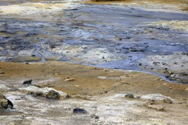 Hver / İzlanda - 30 Ağustos 2017: Namafjall dağı yakınlarındaki Hver jeotermal ve sülfür alanı, Myvatn Gölü bölgesi, İzlanda, Avrupa