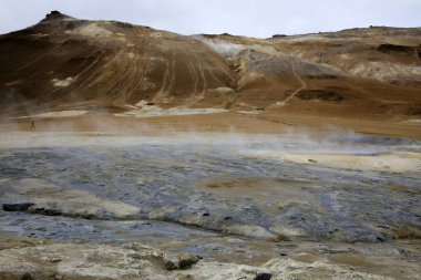 Hver / İzlanda - 30 Ağustos 2017: Namafjall dağı yakınlarındaki Hver jeotermal ve sülfür alanı, Myvatn Gölü bölgesi, İzlanda, Avrupa