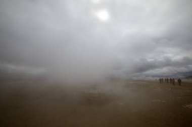 Hver / İzlanda - 30 Ağustos 2017: Namafjall dağı yakınlarındaki Hver jeotermal ve sülfür alanı, Myvatn Gölü bölgesi, İzlanda, Avrupa