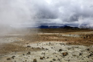 Hver / İzlanda - 30 Ağustos 2017: Namafjall dağı yakınlarındaki Hver jeotermal ve sülfür alanı, Myvatn Gölü bölgesi, İzlanda, Avrupa