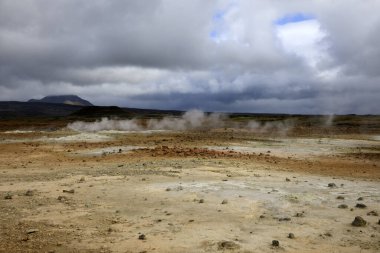 Hver / İzlanda - 30 Ağustos 2017: Namafjall dağı yakınlarındaki Hver jeotermal ve sülfür alanı, Myvatn Gölü bölgesi, İzlanda, Avrupa