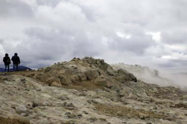 Hver / İzlanda - 30 Ağustos 2017: Namafjall dağı yakınlarındaki Hver jeotermal ve sülfür bölgesinde yürüyen turistler, Myvatn Gölü bölgesi, İzlanda, Avrupa