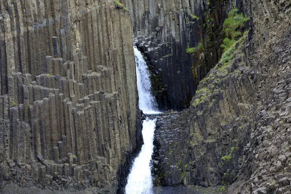 Исландия Августа 2017 Года Водопад Литланесфосс Исландии Базальтовыми Колоннами Исландия — стоковое фото