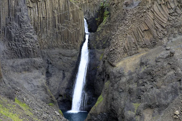 2017年8月29日 冰岛的利利亚斯福斯瀑布及其基底柱 — 图库照片