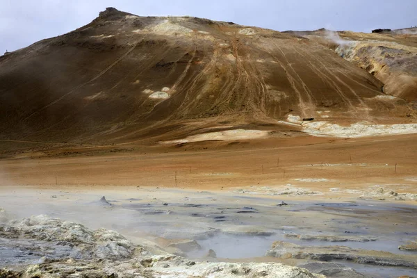 Hverir Islandia Sierpnia 2017 Obszar Geotermalny Siarkowy Hverir Pobliżu Góry — Zdjęcie stockowe