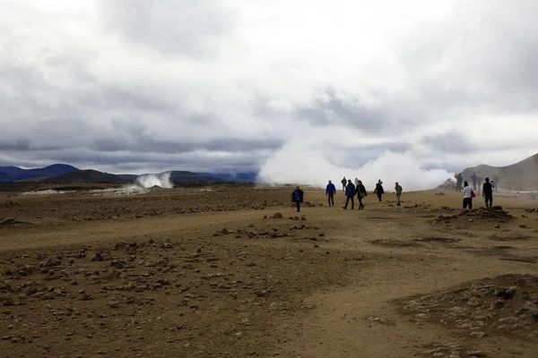 Hverir Iceland August 2017 Tourists Walking Hverir Geothermal Sulfur Area — 图库照片