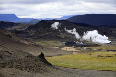 Hver / İzlanda - 30 Ağustos 2017: Namafjall dağı yakınlarındaki Hver jeotermal ve sülfür alanı, Myvatn Gölü bölgesi, İzlanda, Avrupa