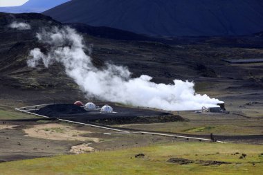 Hver / İzlanda - 30 Ağustos 2017: Namafjall dağı yakınlarındaki Hver jeotermal ve sülfür alanı, Myvatn Gölü bölgesi, İzlanda, Avrupa
