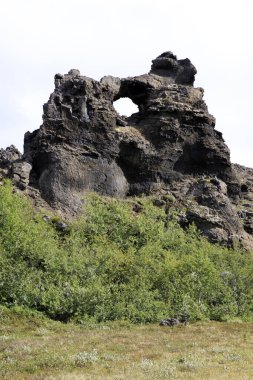 Myvatn / İzlanda - 30 Ağustos 2017: Dimmuborgir bölgesinde volkanik kaya oluşumu ve park, İzlanda, Avrupa