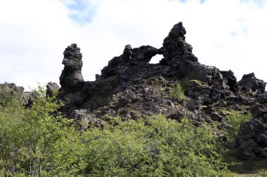 Myvatn / İzlanda - 30 Ağustos 2017: Dimmuborgir bölgesinde volkanik kaya oluşumu ve park, İzlanda, Avrupa