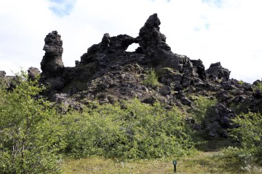 Myvatn / İzlanda - 30 Ağustos 2017: Dimmuborgir bölgesinde volkanik kaya oluşumu ve park, İzlanda, Avrupa