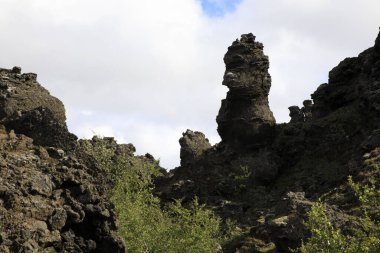 Myvatn / İzlanda - 30 Ağustos 2017: Dimmuborgir bölgesinde volkanik kaya oluşumu ve park, İzlanda, Avrupa